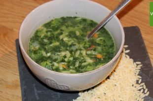 Spinatsuppe mit Orzonudeln  